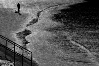 Einsame Strandfigur von Chris Hamilton