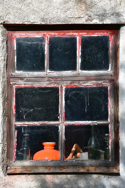 Rustikales rotes Fenster von Christina Sillen