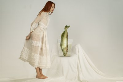 Neugierige Frau und Fisch von Christine von Diepenbroek