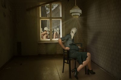 Unheimliche Gasmaske Frau von Christine von Diepenbroek