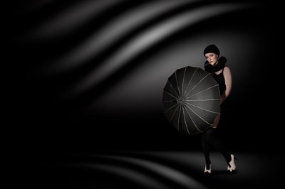Elegante Frau mit Regenschirm von Christine von Diepenbroek
