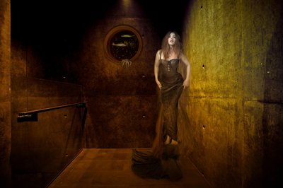Geheimnisvolle Portal-Frau von Christine von Diepenbroek