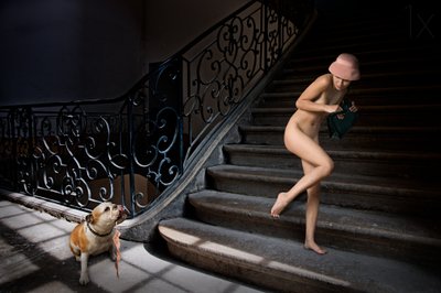 Nackte Frau auf dunkler Treppe von Christine von Diepenbroek