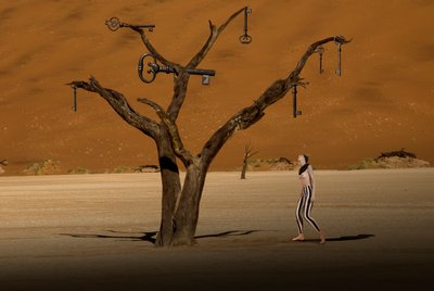 Surrealer Wüstenschlüsselbaum von Christine von Diepenbroek
