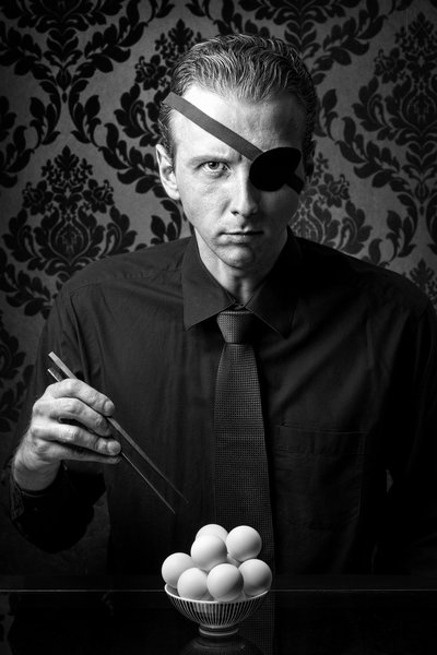 Ernster Mann mit Augenklappe von Christophe Kiciak