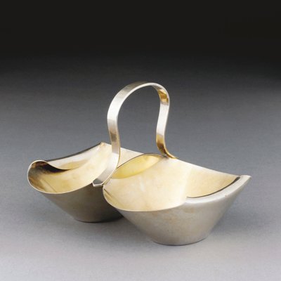 Ein weißer Metallkorb von Christopher Dresser