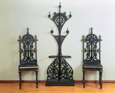 Mantel-, Hut- und Regenschirmständer, flankiert von zwei Garten- oder Flurstühlen, Coalbrookdale, 1867-69 von Christopher Dresser
