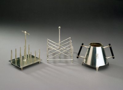 Toasthalter mit aufrechten Stützen, hergestellt von Hukin & Heath, 1878; dreieckiger Toasthalter, hergestellt von Elkington & Co., um 1875-88; Zuckerschale mit ebonisiertem Holz von Christopher Dresser