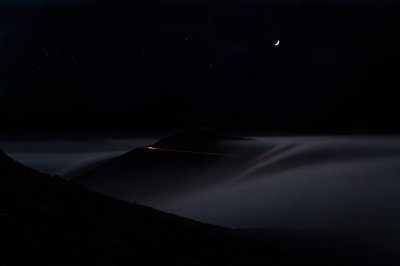 Neblige Nacht auf der Bergstraße von Chuanxu Ren