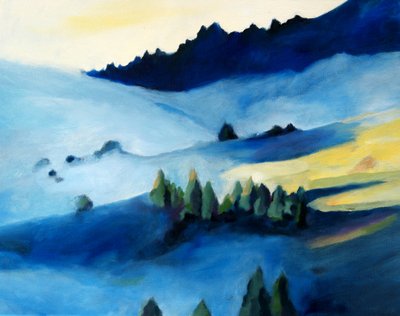 Neblige Blaue Berglandschaft von Claire Whitehead