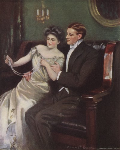 Frau erhält eine Perlenkette als Geschenk von Clarence F. Underwood