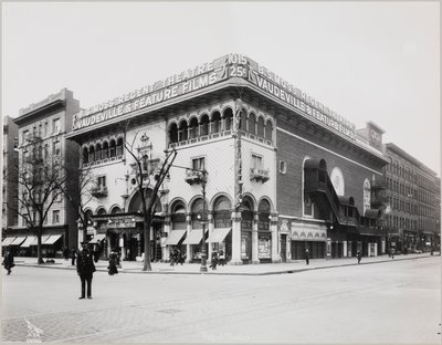Ein riesiges Theater mit einer aufwendigen Fassade, komplett mit maurischen Bögen und Balkonen. Ein großes Schild auf dem Gebäude liest 