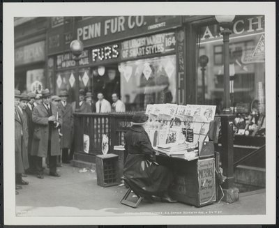 Blinde Zeitungsverkäuferin, Fannie Lyons, an ihrem Stand an der südöstlichen Ecke der 7th Avenue & 34th Street von Company Byron