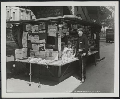 Blinder Zeitungsverkäufer, P.J. McNulty an seinem Stand an der nordöstlichen Ecke der 3rd Avenue & 42nd Street von Company Byron