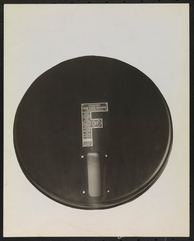 Feaster Film Feed Machine für Phonographenplatten, ausgeschnitten oder maskiert, um einen leeren Hintergrund zu erzeugen von Company Byron