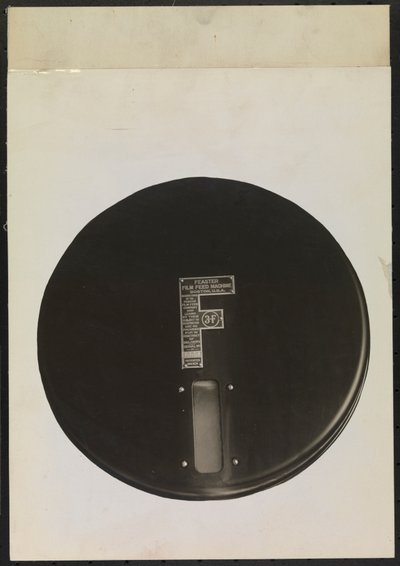 Feaster Film Feed Machine für Phonographenplatten, ausgeschnitten oder maskiert, um einen leeren Hintergrund zu erzeugen von Company Byron