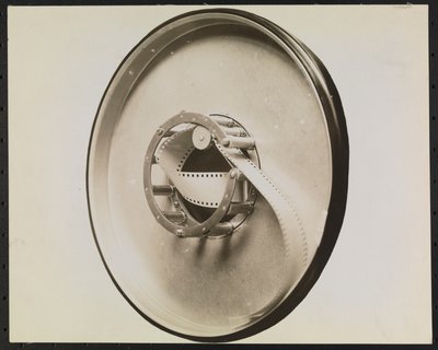 Innere Mechanik der Feaster Film Feed Machine für Phonographenplatten, ausgeschnitten oder maskiert, um einen leeren Hintergrund zu erzeugen von Company Byron