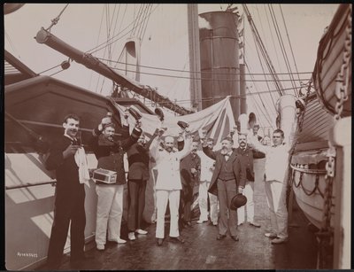Offiziere und Besatzung stoßen mit Champagner und Zigarren auf dem Deck der S.S. "Umbria" an, ca. 1897 (s/w Foto) von Company Byron
