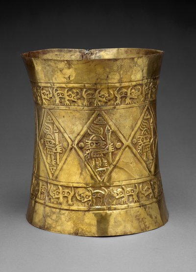 Krone, die Herrscher oder Götter darstellt, die zeremonielle Stäbe halten, 800-1350 n. Chr. von Culture Sicán