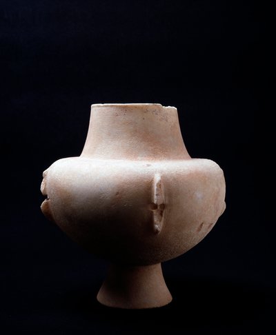 Weißer Marmorkrug mit Ocker-Einlagen. Kykladische Zivilisation, 3200 v. Chr. bis 2000 v. Chr. von Cycladic Cycladic