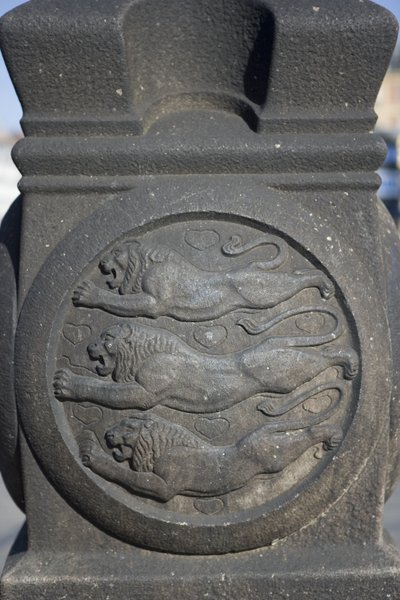Drei Löwen Symbol in eine Steinsäule auf dem Rathausplatz geschnitzt von Danish School