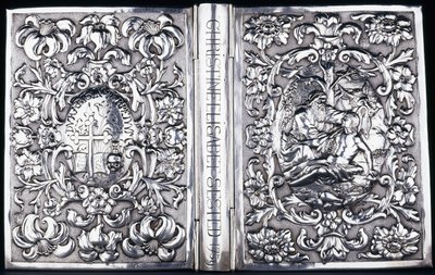 Ober- und Unterbuchdeckel mit Laubwerk und einem Bild des barmherzigen Samariters, 1740 von Danish School