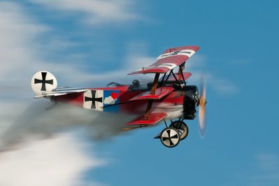 Historischer roter Dreidecker im Flug von Darek Siusta