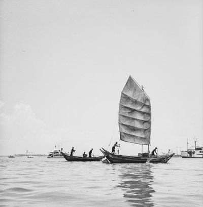 Ein Sampan unter Segel und einer wird im Hafen von Penang gerudert von David Watkin Waters