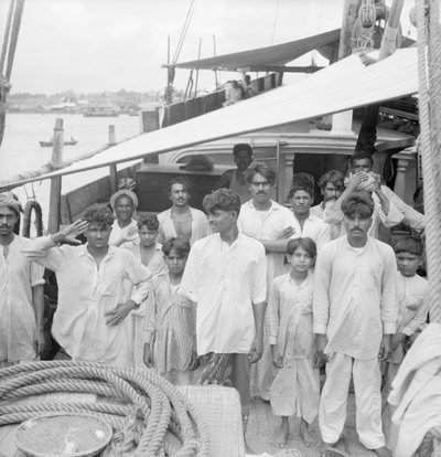 Der Kapitän und die Besatzung an Bord der indischen Kotia-Dhau Karimi (fl.1938) vor Anker in Colombo, Ceylon von David Watkin Waters
