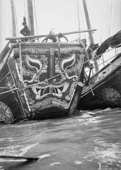 Der hochdekorative Bug eines Hangchow-Bucht-Händlerschiffs, das mit anderen Dschunken in Shanghai vertäut ist von David Watkin Waters