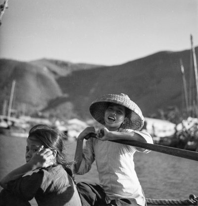 Zwei junge Sampan-Mädchen in Aberdeen, Hongkong von David Watkin Waters