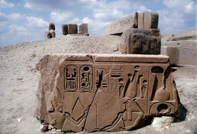 Tanis Ägypten, Zeichnungen auf Steinruine in der antiken Stadt Tanis mit Hieroglyphen von Dean Conger