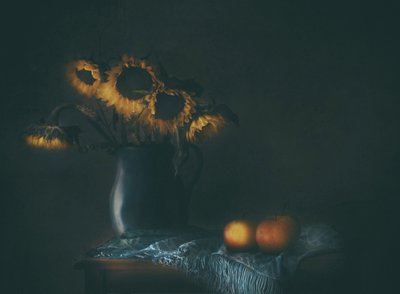 Stimmungsvolle Sonnenblumen und Äpfel von Delphine Devos