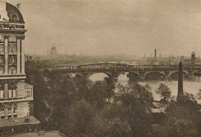 Adelphi Terrace mit Blick auf den Fluss ostwärts vom Hotel Cecil zur Tower Bridge, ca. 1935 von Donald McLeish