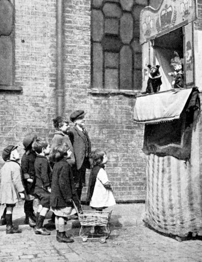 Kinder beobachten eine Punch-und-Judy-Show auf einer Londoner Straße, 1936 von Donald McLeish
