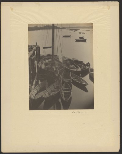 Hafen, Segelboote mit Skiffs im Vordergrund von Doris Ulmann