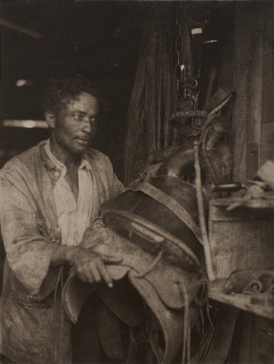 Mann mit Sattel, um 1920 (Platinabzug) von Doris Ulmann