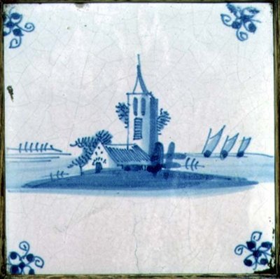 Delfter Fliese mit einer Kirche und drei Segelbooten von Dutch School