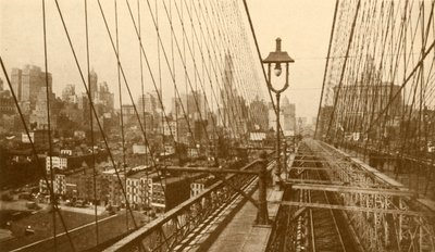 Unteres Manhattan durch das Netz der Kabel auf der Brooklyn-Hängebrücke gesehen, ca. 1930 von ENA