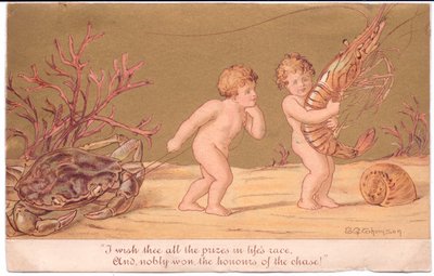 Eine viktorianische Grußkarte von zwei Wasserbabys bei einem Seil, mit einer Schnecke und Korallen auf dem Meeresboden, vor einem goldenen Hintergrund von E. Gertrude Thompson