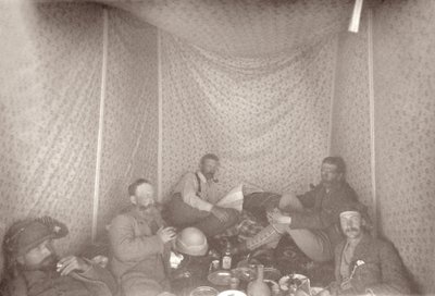 Mitglieder der Arabah-Expedition in ihrem Zelt, 1883 von E. Gordon Hull