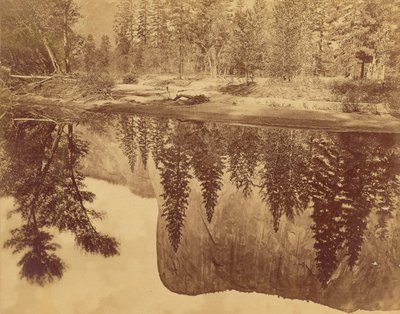 Tutokanula. Tal des Yosemite. (Der große Häuptling) - "El Capitan" - Reflektiert im Merced. von Eadweard J. Muybridge