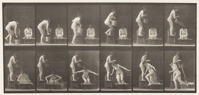 Tafel 406. Zwei Modelle, 8 gießen einen Eimer Wasser über 1 von Eadweard Muybridge