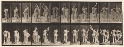 Tafel 428. Toilette; Zwei Modelle, 1 entkleidet sich, 1872-1885 von Eadweard Muybridge