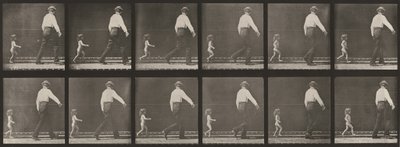 Tafel Nummer 470. Kind, das einem Mann hinterherläuft von Eadweard Muybridge