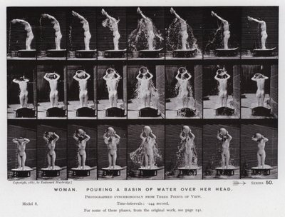 Die menschliche Figur in Bewegung: Frau, gießt eine Schüssel Wasser über ihren Kopf von Eadweard Muybridge