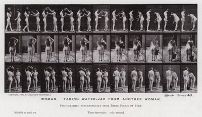 Die menschliche Figur in Bewegung: Frau, die einen Wasserkrug von einer anderen Frau nimmt von Eadweard Muybridge