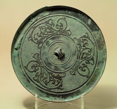 Spiegel mit verschlungenen Drachen, Östliche Zhou-Dynastie, Zeit der Streitenden Reiche, 475-221 v. Chr. von Eastern Zhou Dynasty Chinese School