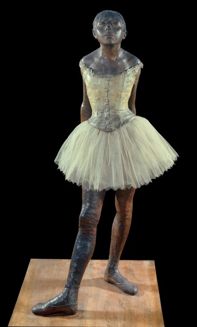 14-jährige oder große Tänzerin gekleidet - Skulptur von Edgar Degas (1834-1917) in Bronze, Tüll und rosa Satin auf Holzsockel von Edgar Degas