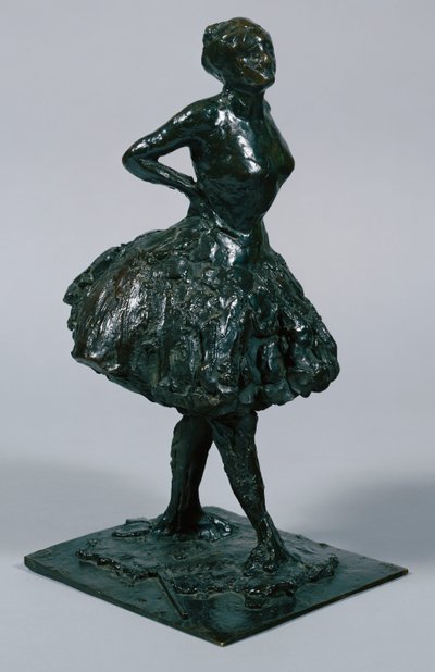 Tänzerin in Freizeitkleidung, ihre Hände auf den Hüften, ihr rechtes Bein nach vorne, gegossen ca. 1919-21 von Edgar Degas